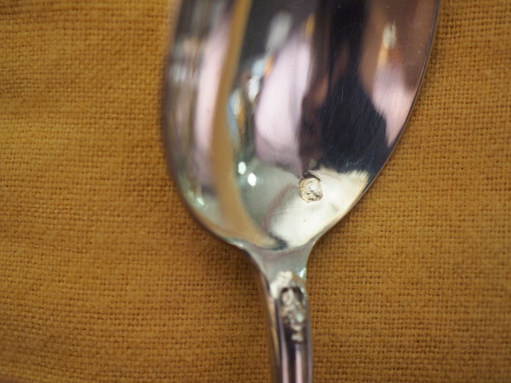 Suite de douze petites cuillères de style Louis XVI en argent, poinçon