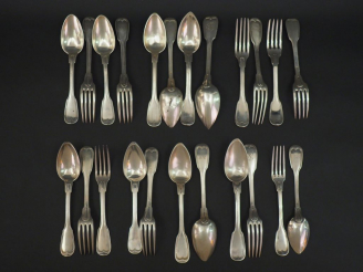 Vente aux enchères Ensemble comprenant :  - deux grands couverts en argent, poinçon Miner