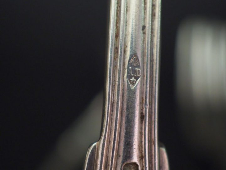 Ensemble comprenant :  - deux grands couverts en argent, poinçon Miner