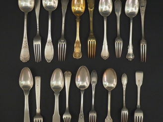 Vente aux enchères Ensemble de couvert en argent ou vermeil, poinçons et modèles dépareil