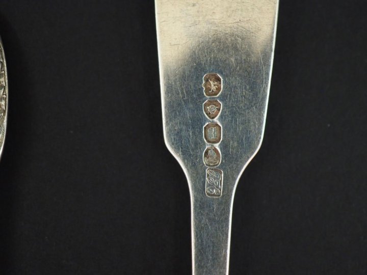 Ensemble de couvert en argent ou vermeil, poinçons et modèles dépareil