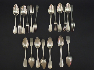Vente aux enchères Ensemble comprenant :  - deux grands couverts et deux fourchettes en a