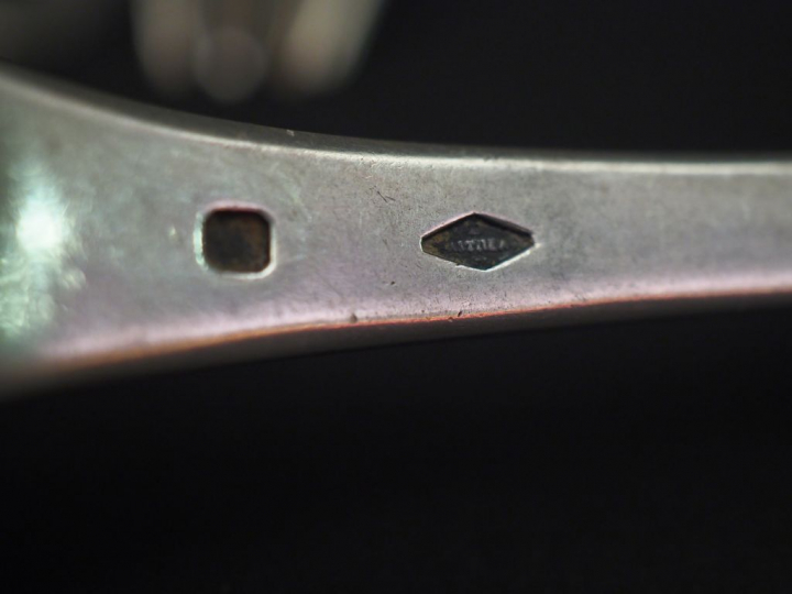 Ensemble comprenant :  - deux grands couverts et deux fourchettes en a