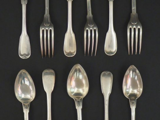 Vente aux enchères Trois grands couverts et cinq cuillères en argent, poinçon Minerve, mo