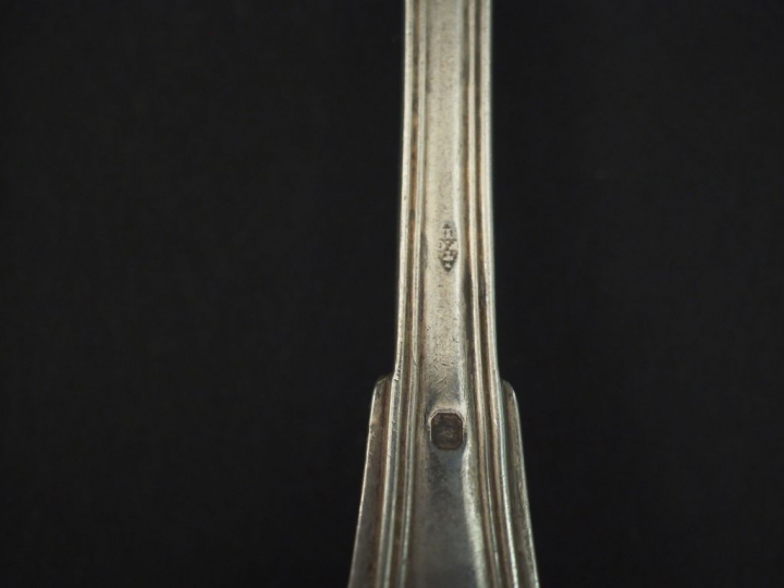 Trois grands couverts et cinq cuillères en argent, poinçon Minerve, mo