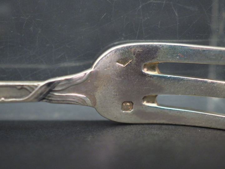 Ensemble comprenant :  - une suite de huit fourchettes à poisson en ar