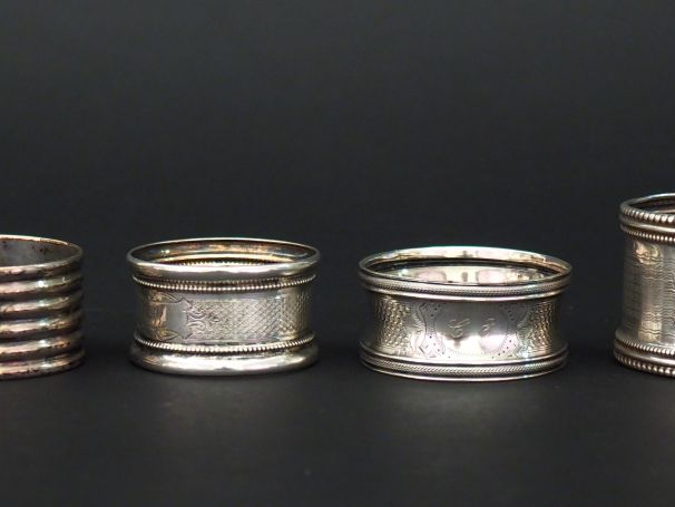 Ensemble comprenant :  - un rond de serviette en argent, poinçon Miner