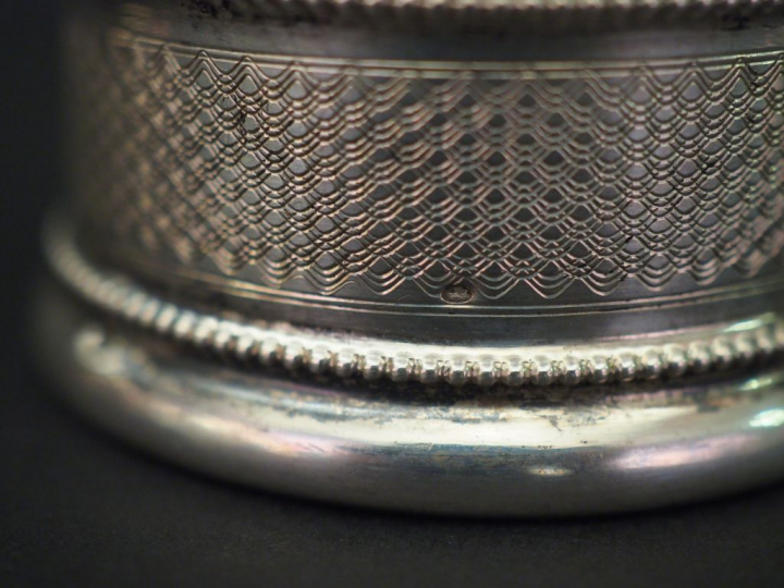 Ensemble comprenant :  - un rond de serviette en argent, poinçon Miner