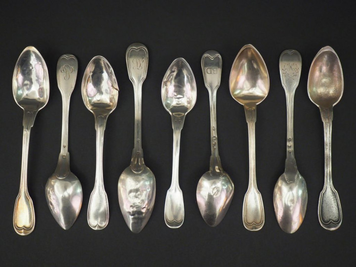 Neuf cuillères à café en argent, poinçon et modèles dépareillés. Monog