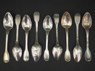 Vente aux enchères Neuf cuillères à café en argent, poinçon et modèles dépareillés. Monog