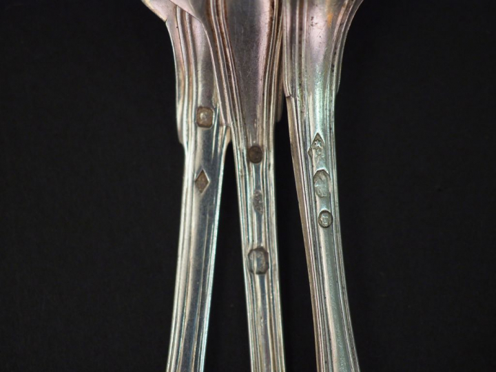 Neuf cuillères à café en argent, poinçon et modèles dépareillés. Monog