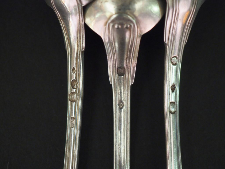 Neuf cuillères à café en argent, poinçon et modèles dépareillés. Monog