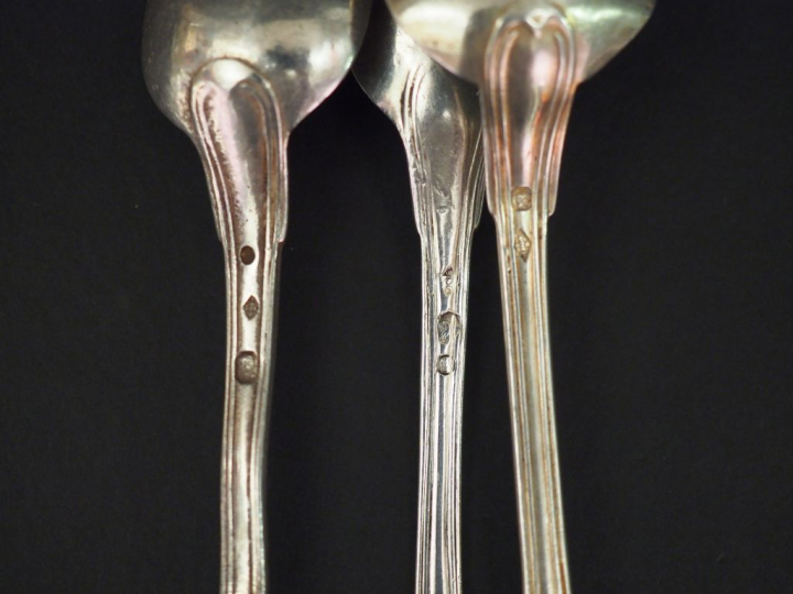 Neuf cuillères à café en argent, poinçon et modèles dépareillés. Monog