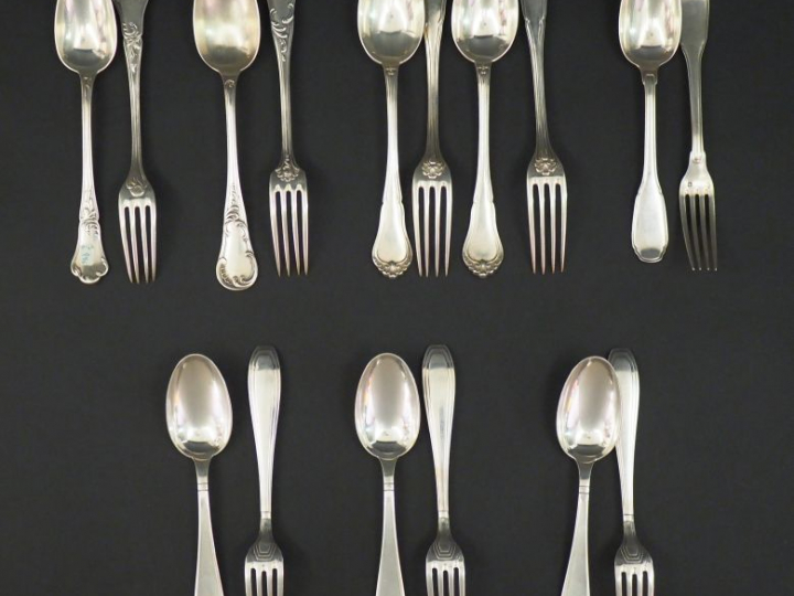 Ensemble comprenant :  - un couvert à entremets de style rocaille en a