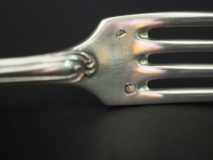 Ensemble comprenant :  - un couvert à entremets de style rocaille en a