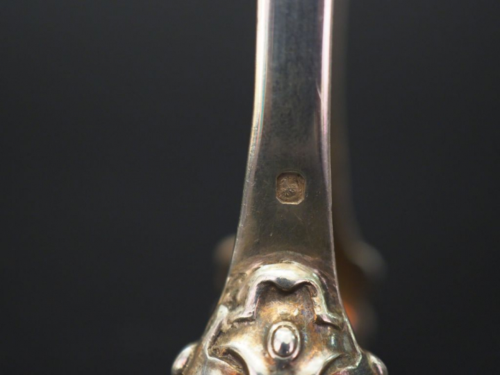 Ensemble comprenant six différentes pinces à sucre en argent et/ou ver