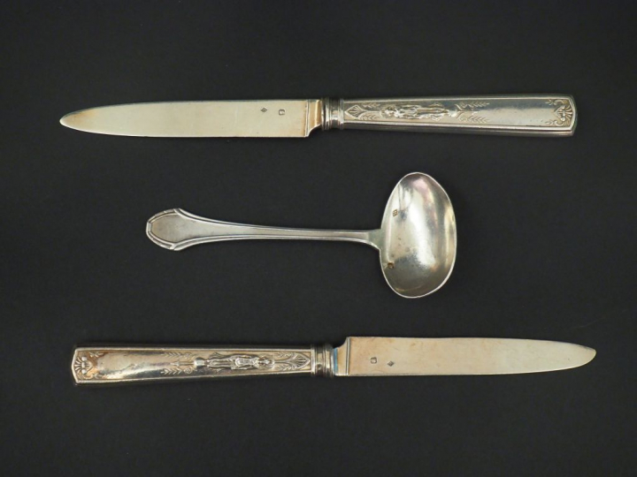 Ensemble comprenant :  - une paire de couteaux en argent et argent fou
