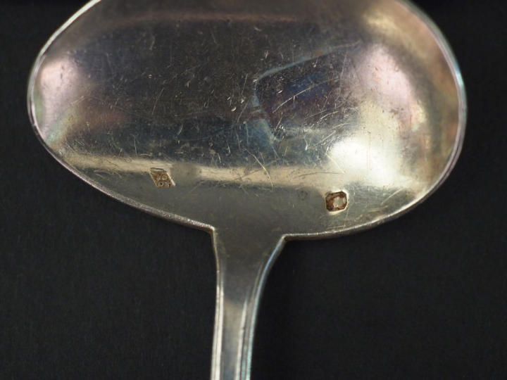 Ensemble comprenant :  - une paire de couteaux en argent et argent fou