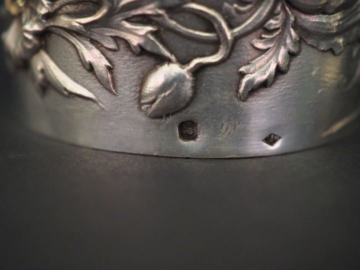 Ensemble comprenant :  - un rond de serviette de style Art Nouveau en 