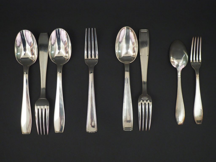 Ensemble comprenant :  - un grand couvert et une grande cuillère de st