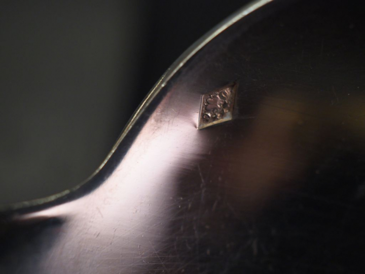 Ensemble comprenant :  - un grand couvert et une grande cuillère de st