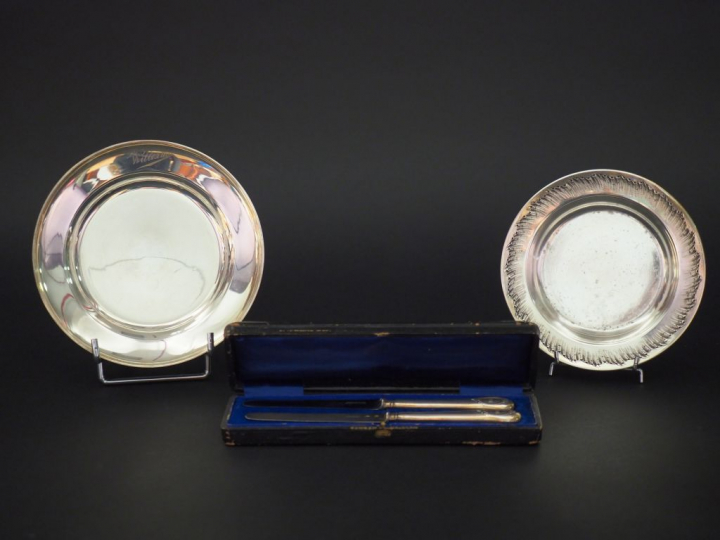 Ensemble comprenant :  - une assiette à bouilli en argent, poinçon Min