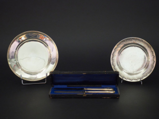 Vente aux enchères Ensemble comprenant :  - une assiette à bouilli en argent, poinçon Min