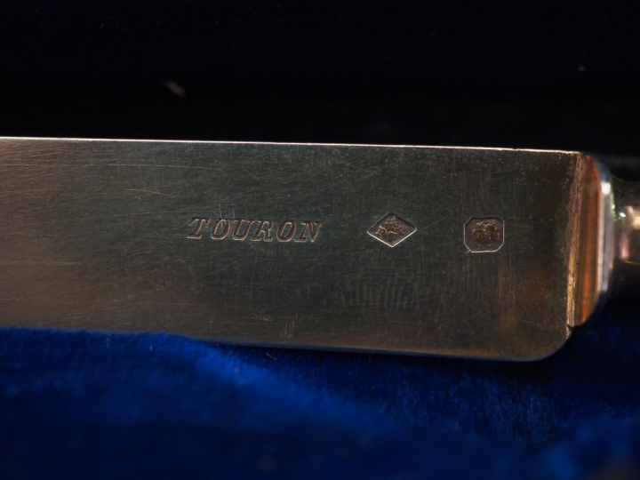 Ensemble comprenant :  - une assiette à bouilli en argent, poinçon Min