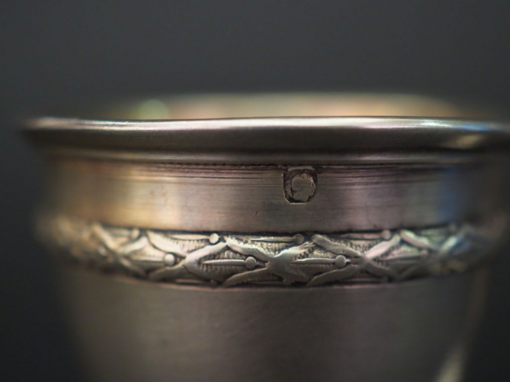 Ensemble comprenant :  - un coquetier en argent, poinçon Minerve, à dé