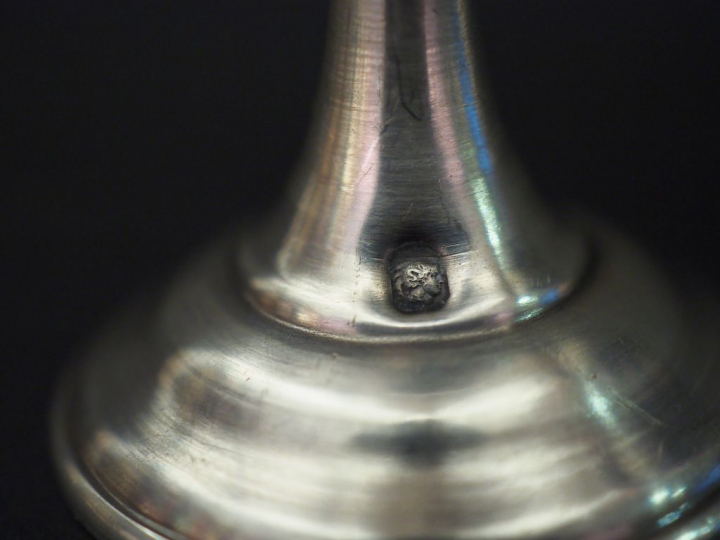 Ensemble comprenant :  - un coquetier en argent, poinçon Minerve, à dé