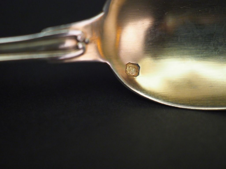 Suite de douze cuillères à café en argent et vermeil, poinçon Minerve,