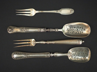 Vente aux enchères Ensemble comprenant :  - trois différents éléments de nécessaire à dou