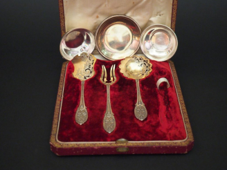 Vente aux enchères Ensemble comprenant :  - un service à hors d'œuvre en argent et vermei