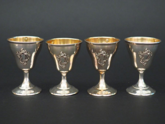 Vente aux enchères Suite de quatre coquetier en argent, poinçon Minerve, à décor de carto