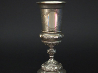 Vente aux enchères Calice de style Louis XV en argent 800 et vermeil, à décor de cartouch