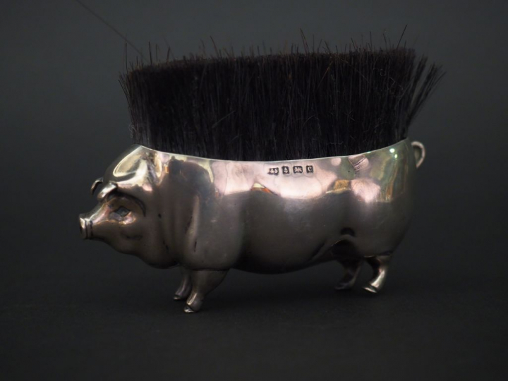 Cochon formant brosse en argent anglais.  7 x 10,5 cm  Poids tel. 131 