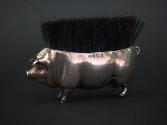 Vente aux enchères Cochon formant brosse en argent anglais.  7 x 10,5 cm  Poids tel. 131 
