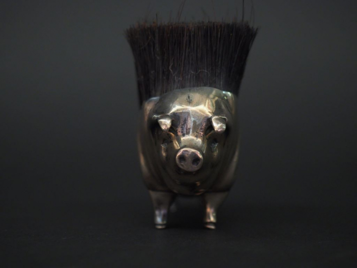 Cochon formant brosse en argent anglais.  7 x 10,5 cm  Poids tel. 131 