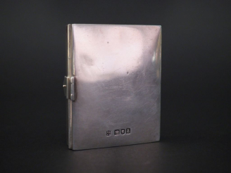 Vente aux enchères Porte-photo articulé à trois brins en argent anglais, en forme de peti