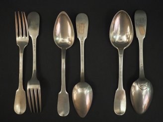 Vente aux enchères Ensemble comprenant :  - deux grandes fourchettes et deux grandes cuil