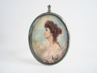 Vente aux enchères 	Miniature XIXème « portrait d’élégante de profil » dans son cadre en 