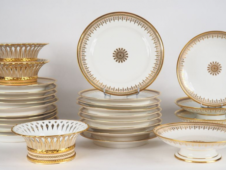 SEVRES. Service de table en porcelaine à décor de fleurons et d'un mot