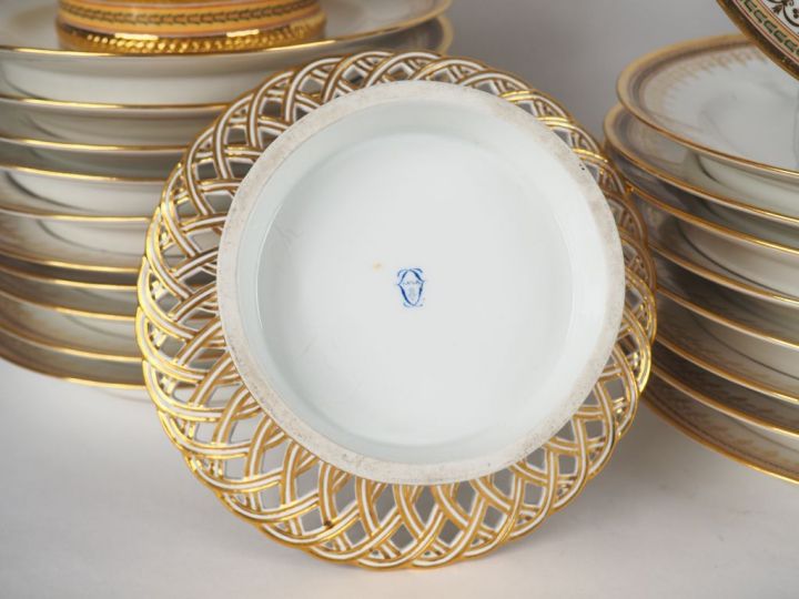 SEVRES. Service de table en porcelaine à décor de fleurons et d'un mot