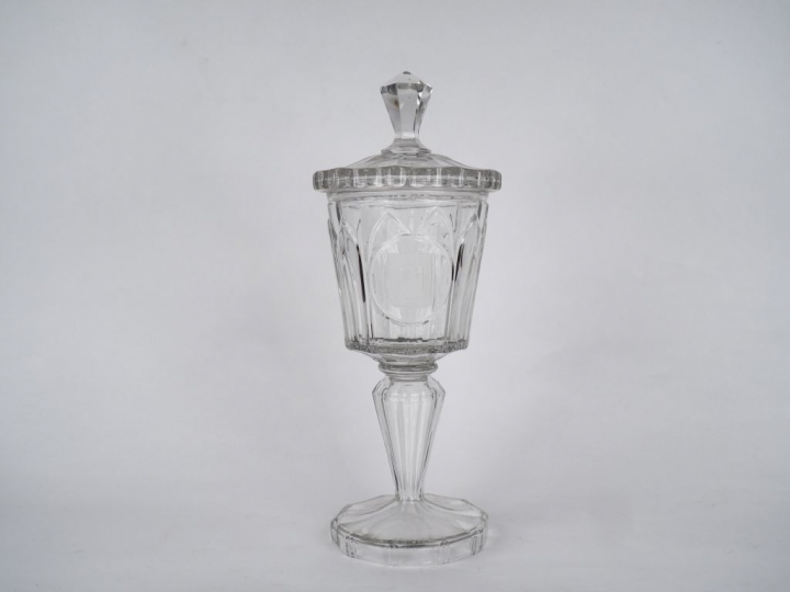 Grand drageoir de forme calice en cristal à décor de cannelures et d’a