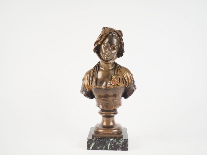 	E. LAURENT.  « Portrait de jeune fille au fichu ».  Sculpture en bron