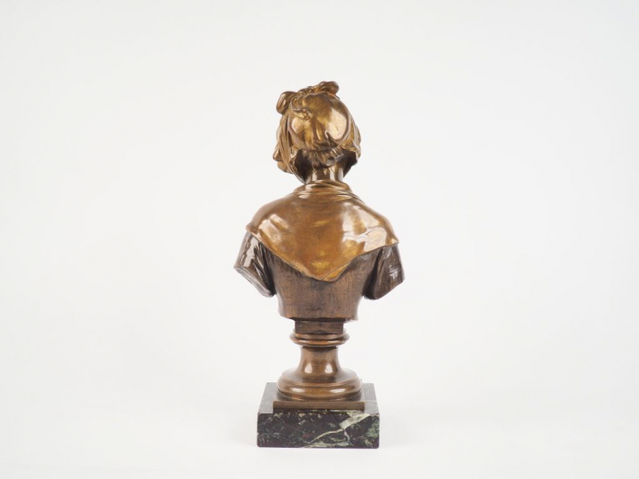 	E. LAURENT.  « Portrait de jeune fille au fichu ».  Sculpture en bron