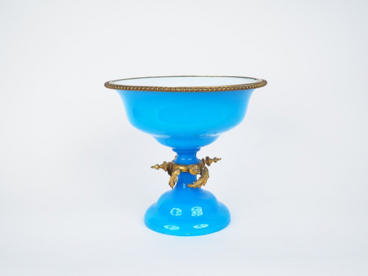 Grande coupe Napoléon III en opaline bleue, belle monture en métal dor