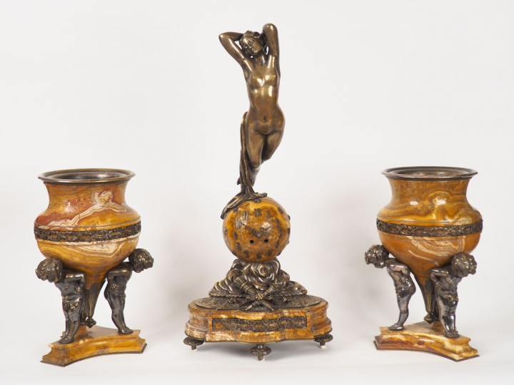 Garniture de cheminée Napoléon III en onyx et bronze argenté comprenan