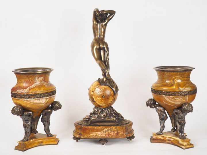 Garniture de cheminée Napoléon III en onyx et bronze argenté comprenan