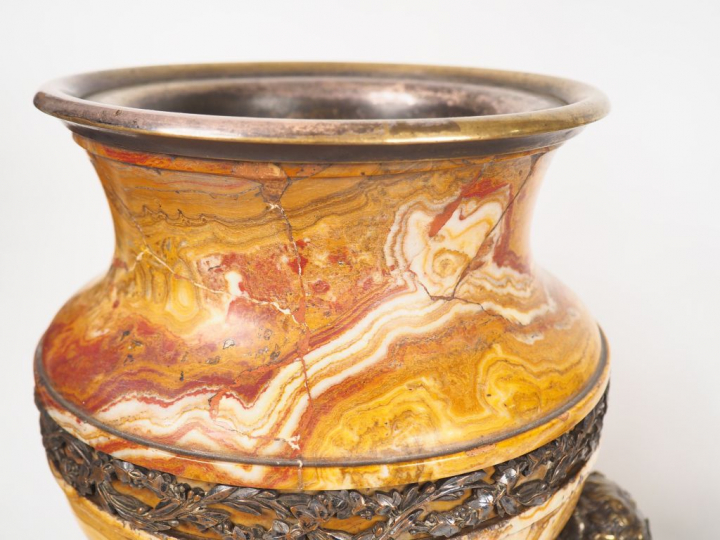 Garniture de cheminée Napoléon III en onyx et bronze argenté comprenan